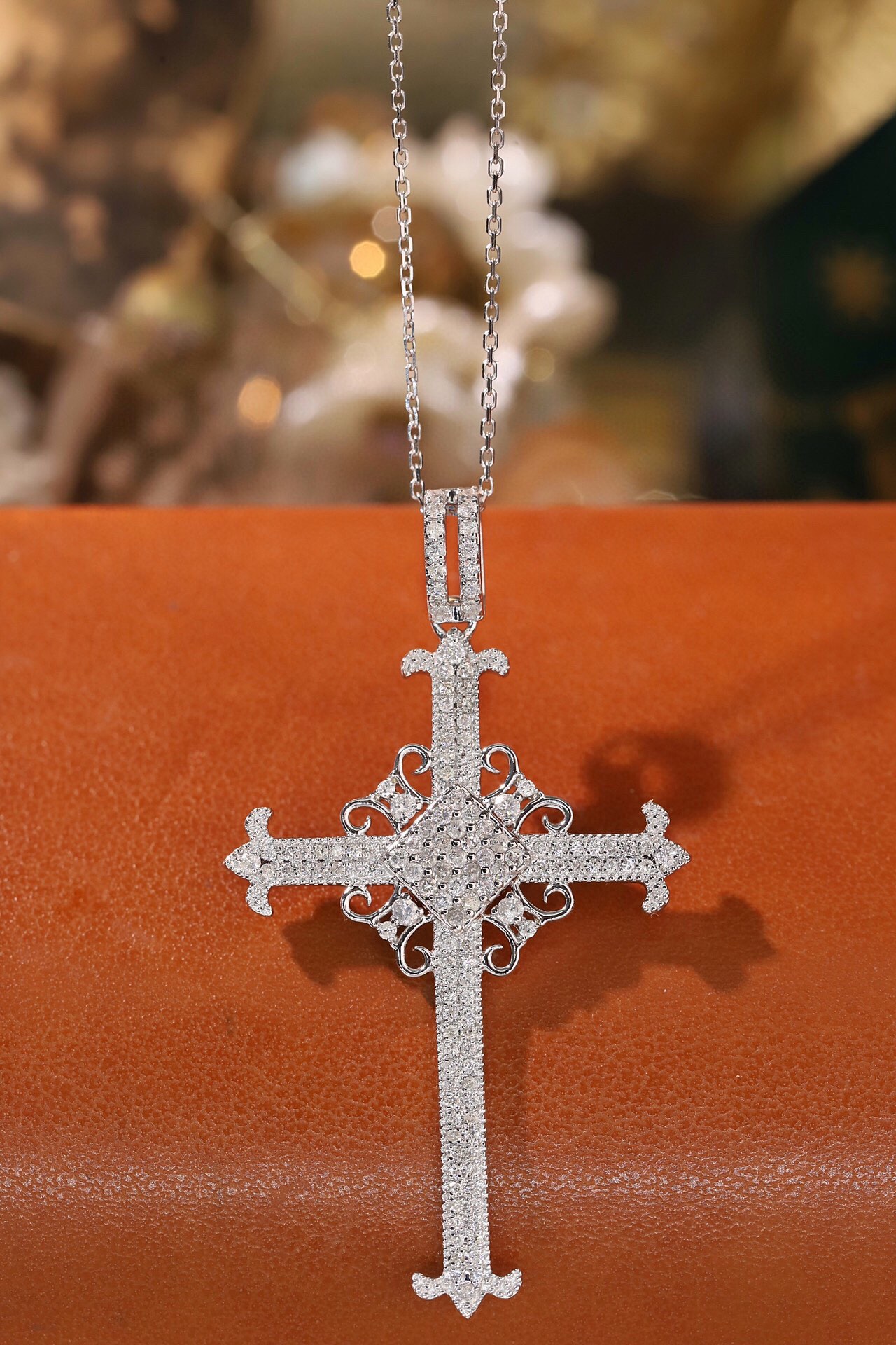 18k gold necklace with cross design, natural diamond weighing 0.60ct
