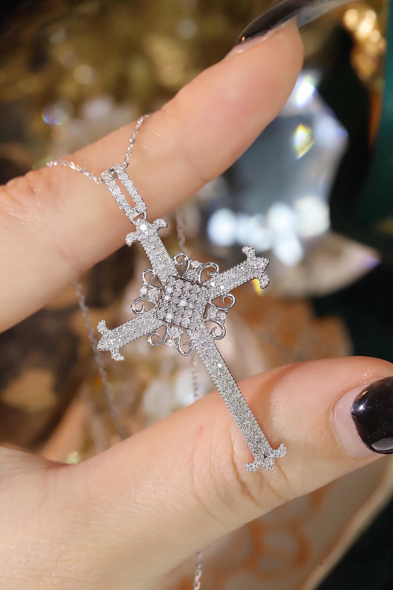 18k gold necklace with cross design, natural diamond weighing 0.60ct