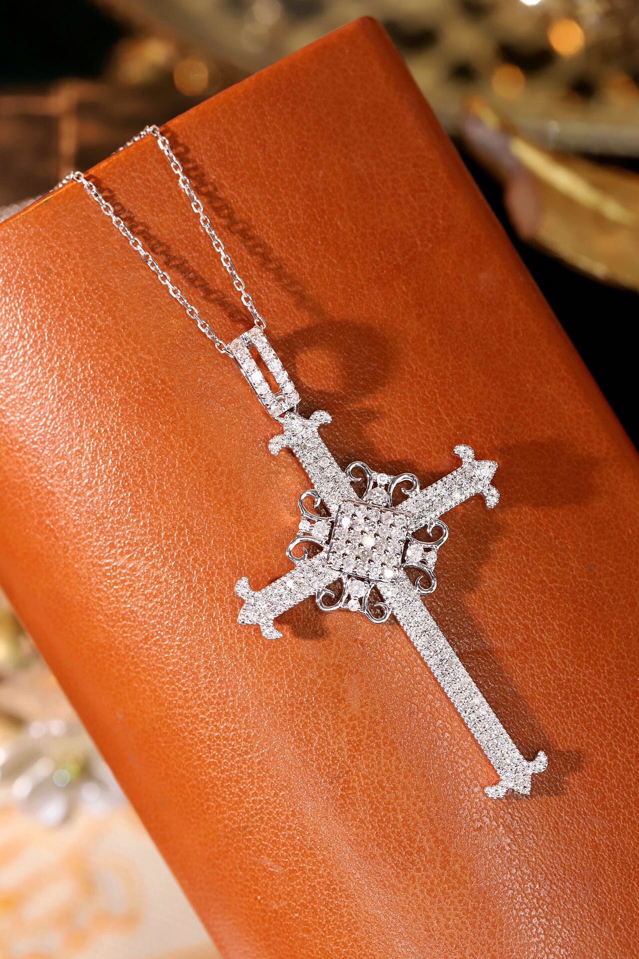 18k gold necklace with cross design, natural diamond weighing 0.60ct
