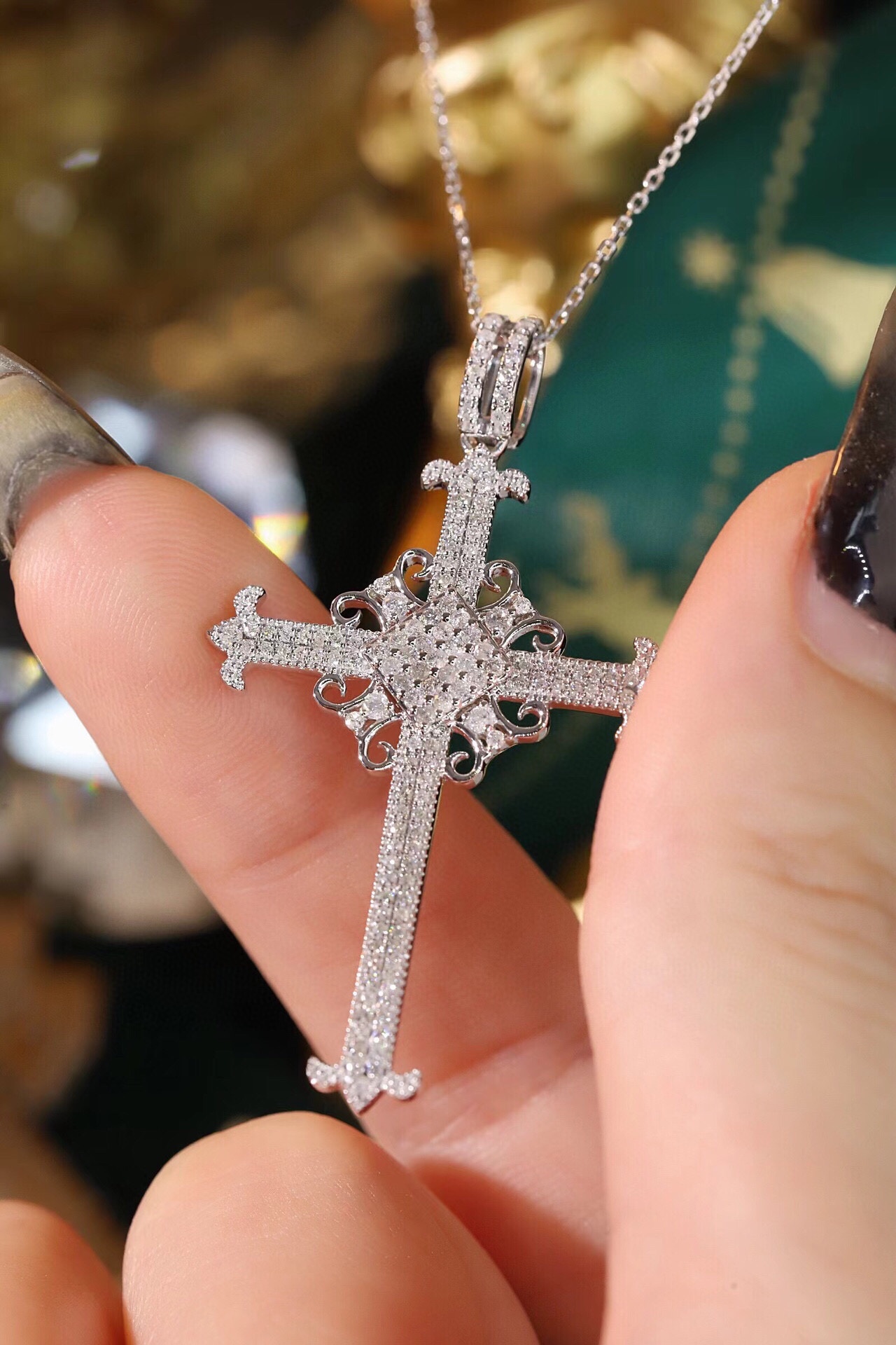 18k gold necklace with cross design, natural diamond weighing 0.60ct