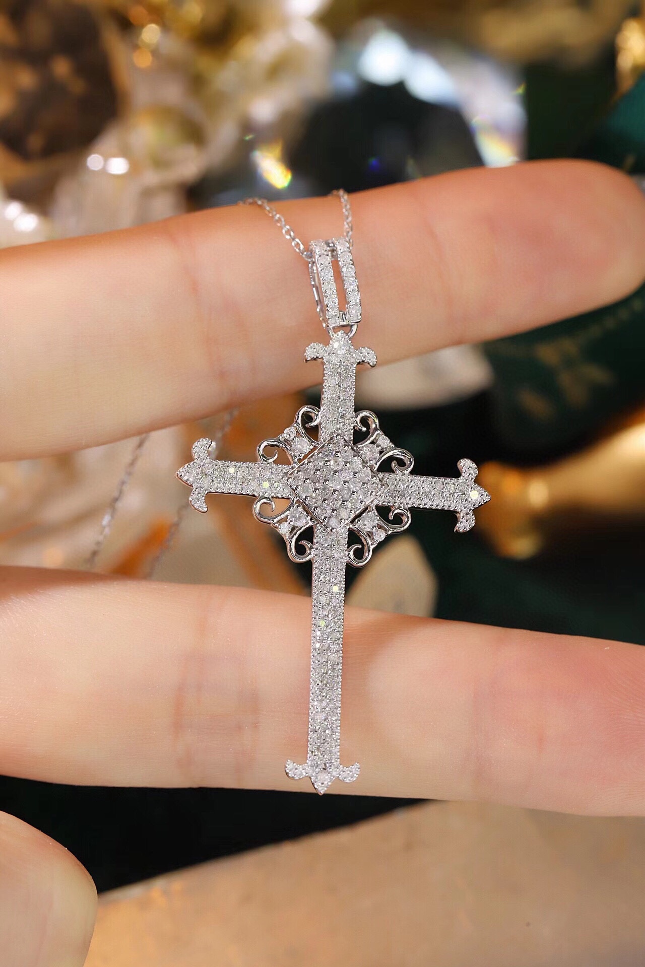 18k gold necklace with cross design, natural diamond weighing 0.60ct