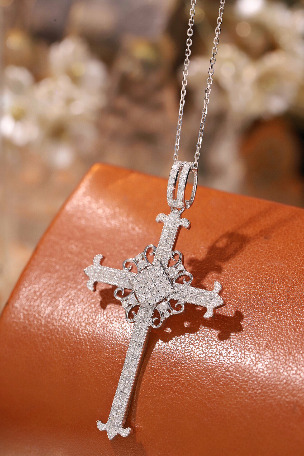18k gold necklace with cross design, natural diamond weighing 0.60ct