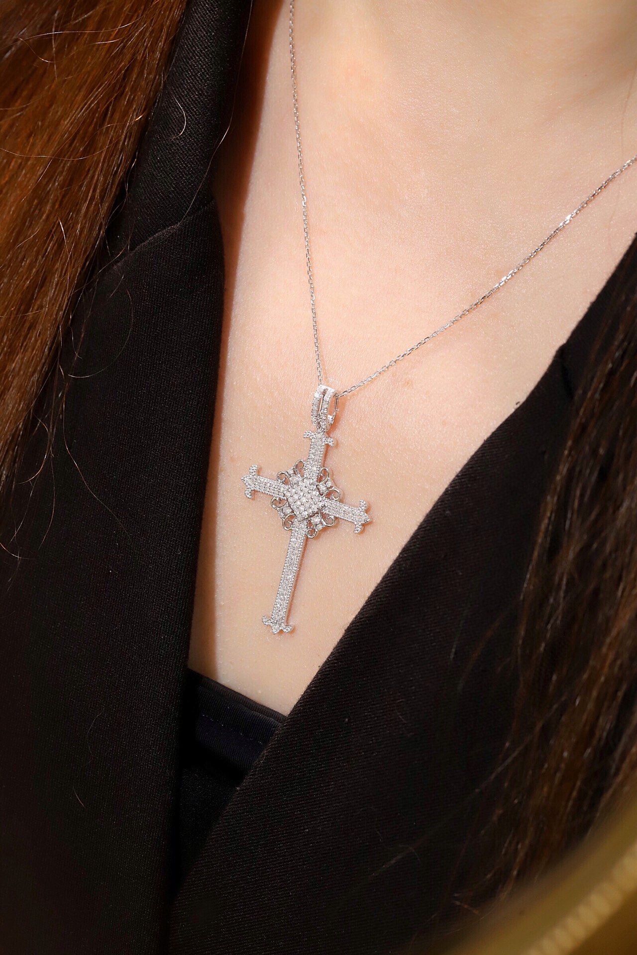 18k gold necklace with cross design, natural diamond weighing 0.60ct
