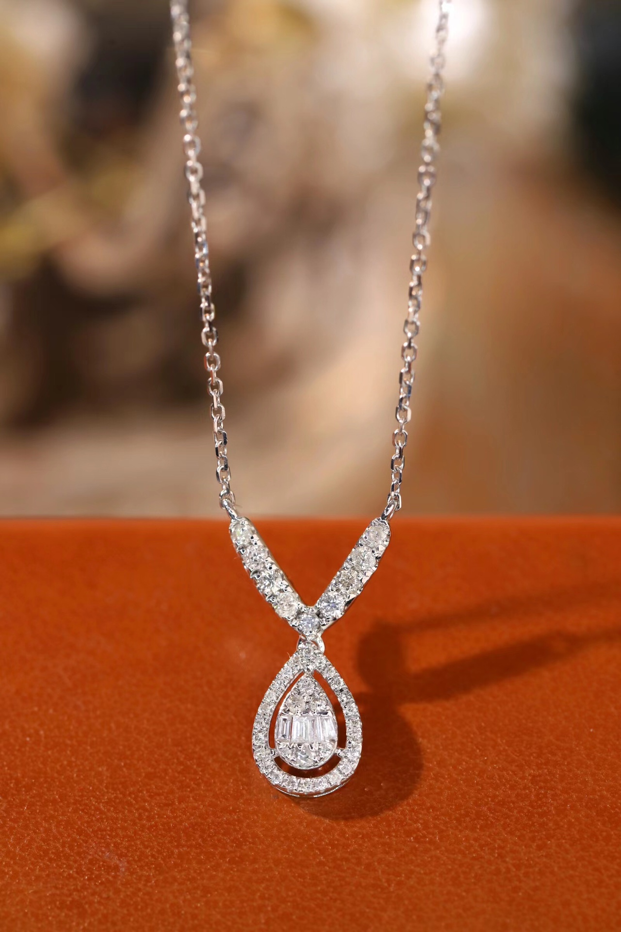 18k gold necklace with a natural diamond of 0.28ct