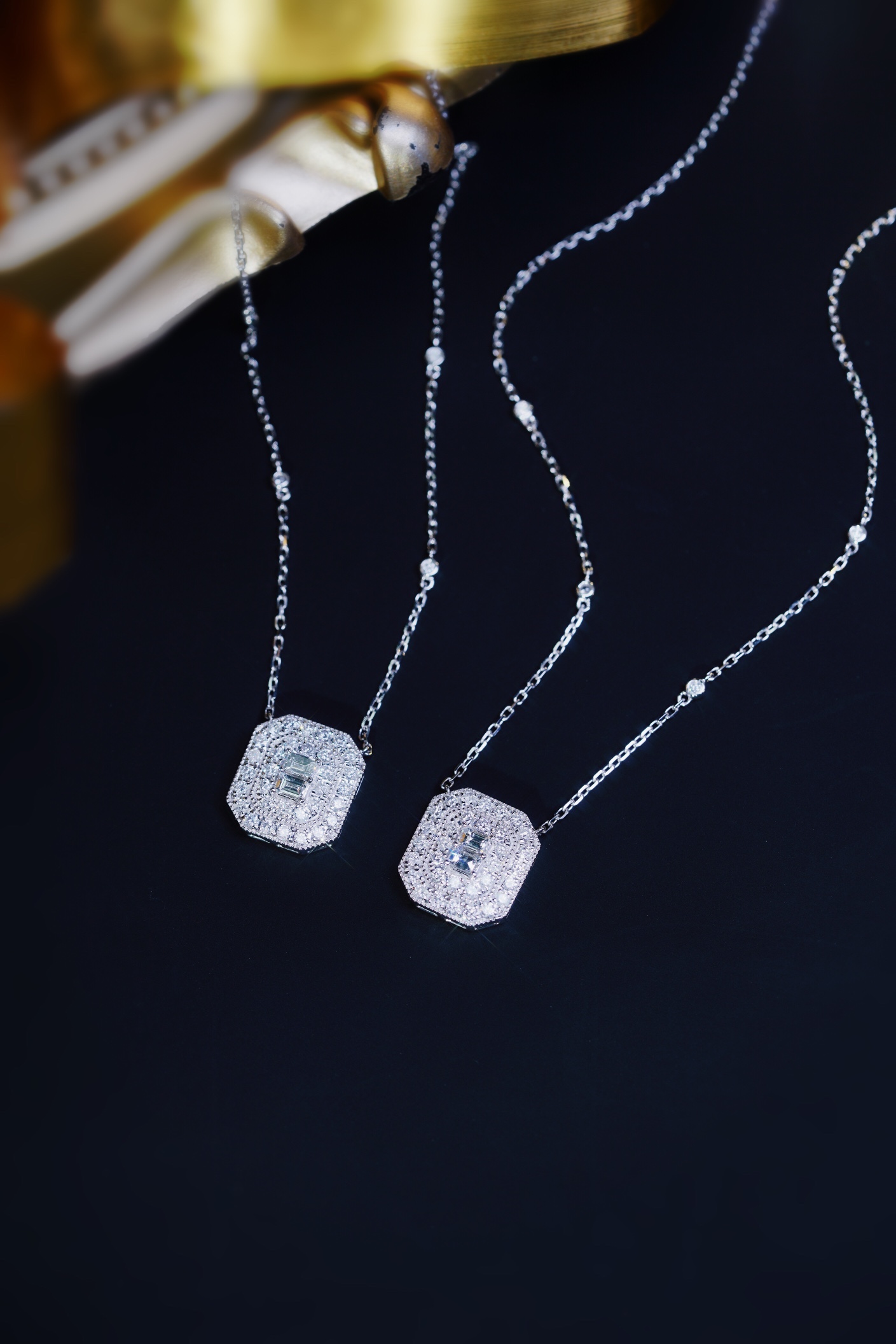 18k gold necklace with a natural diamond 1ct