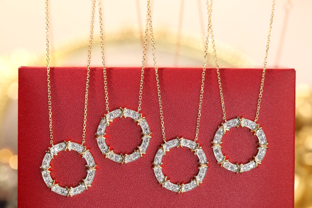 18k gold necklace with a natural diamond of 0.35ct