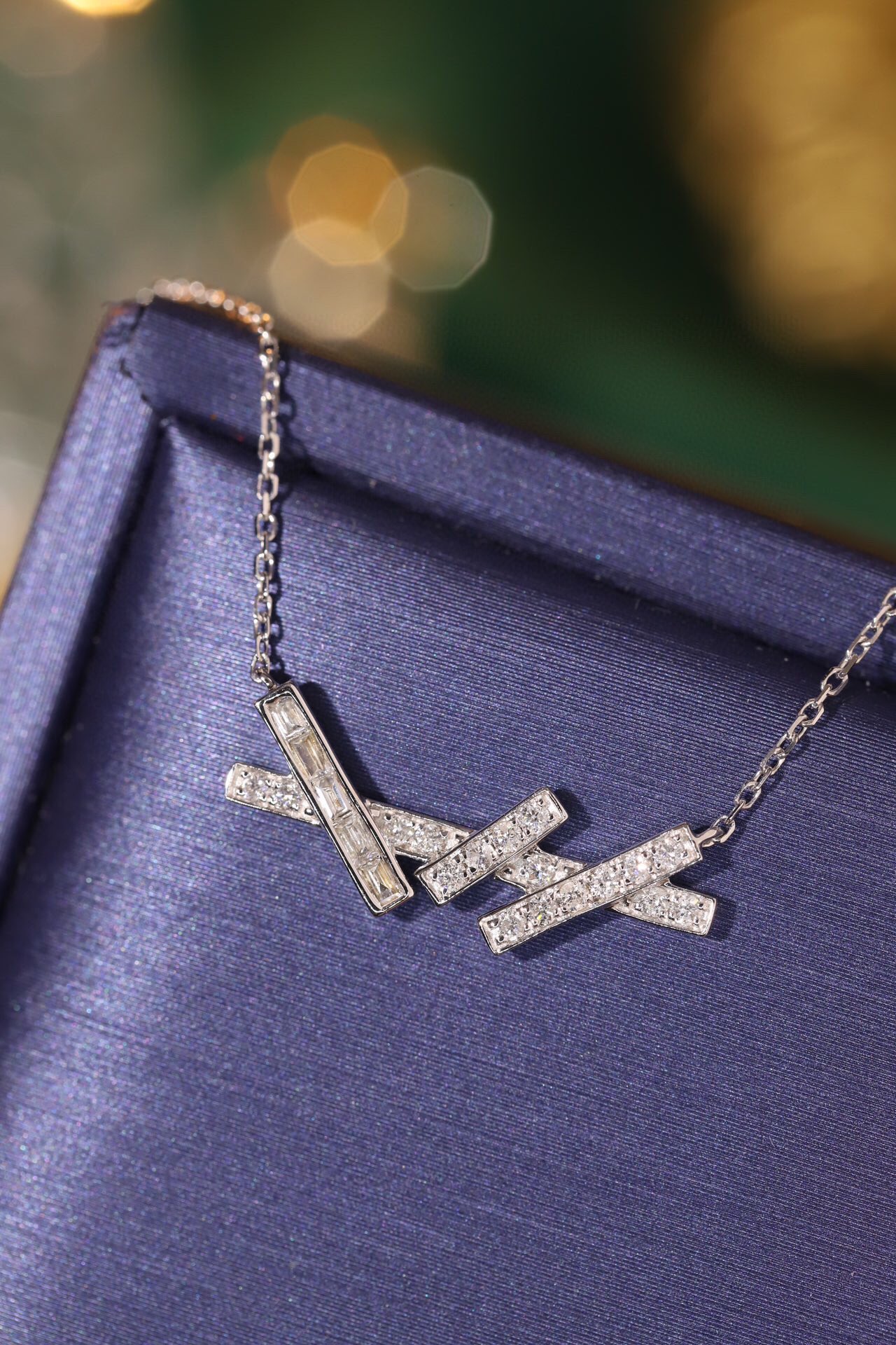 18k gold necklace with a natural diamond of 0.20ct