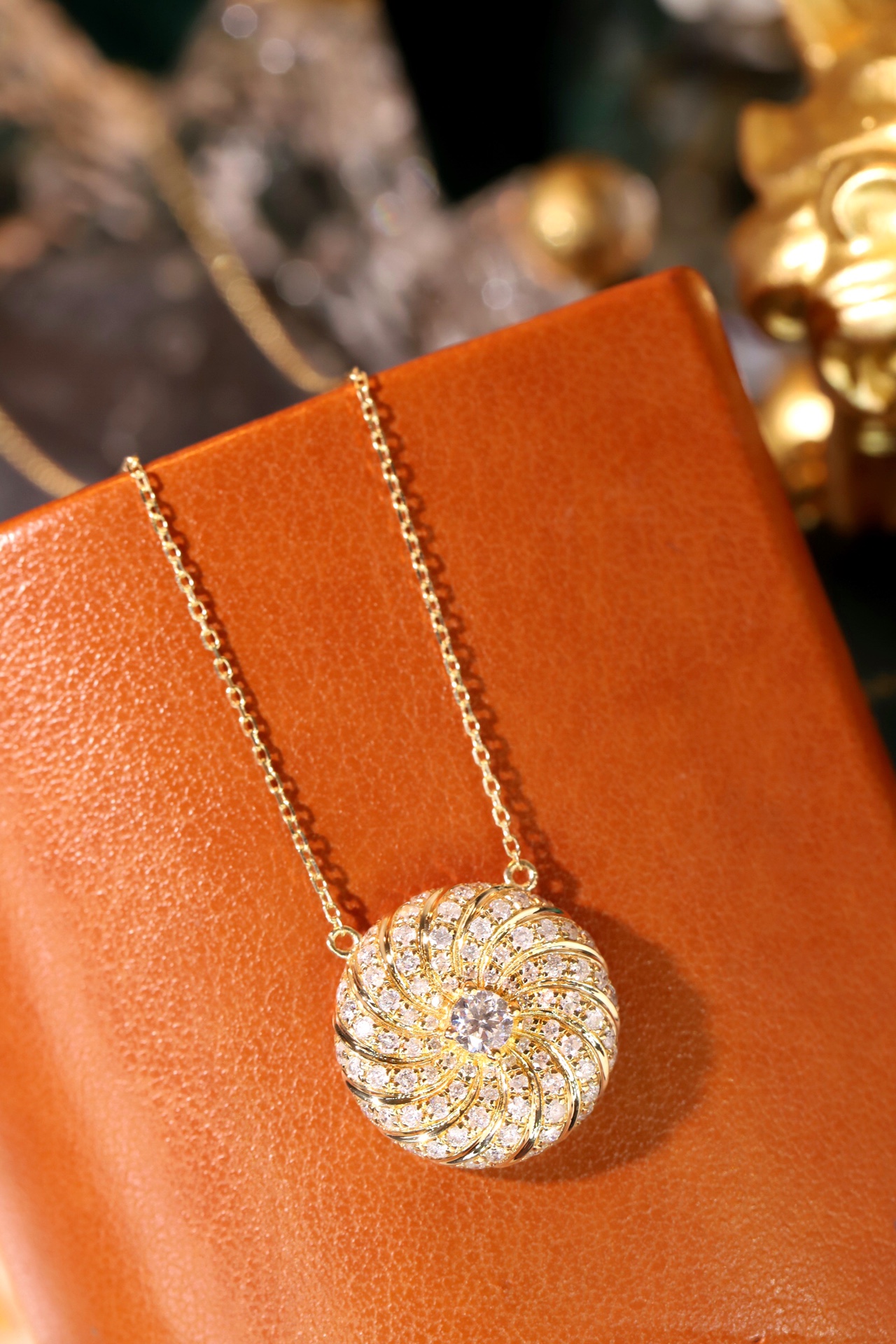 18k gold necklace with a natural diamond of 0.86ct