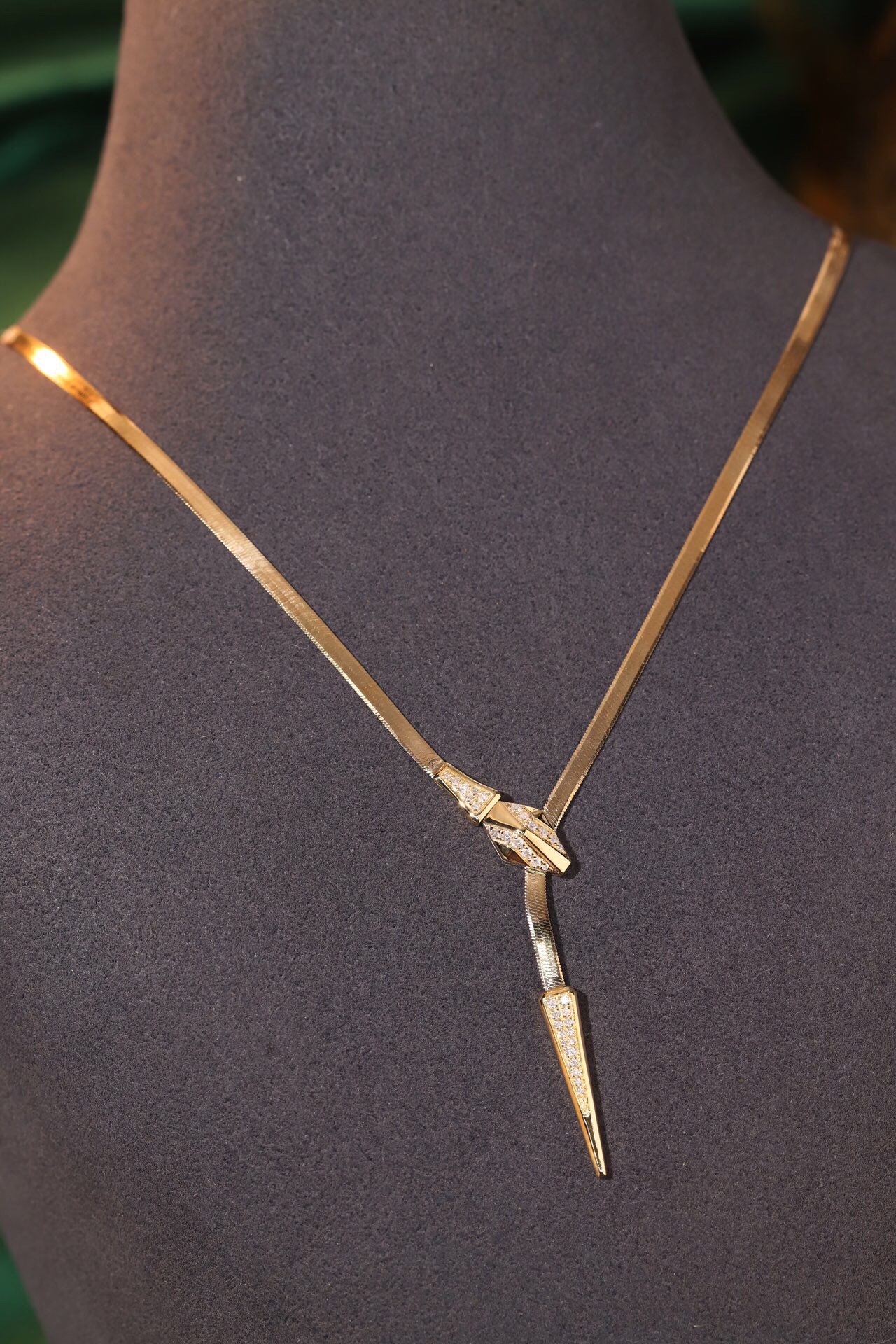 18k gold necklace with snake-head design, featuring a natural diamond of 0.25ct