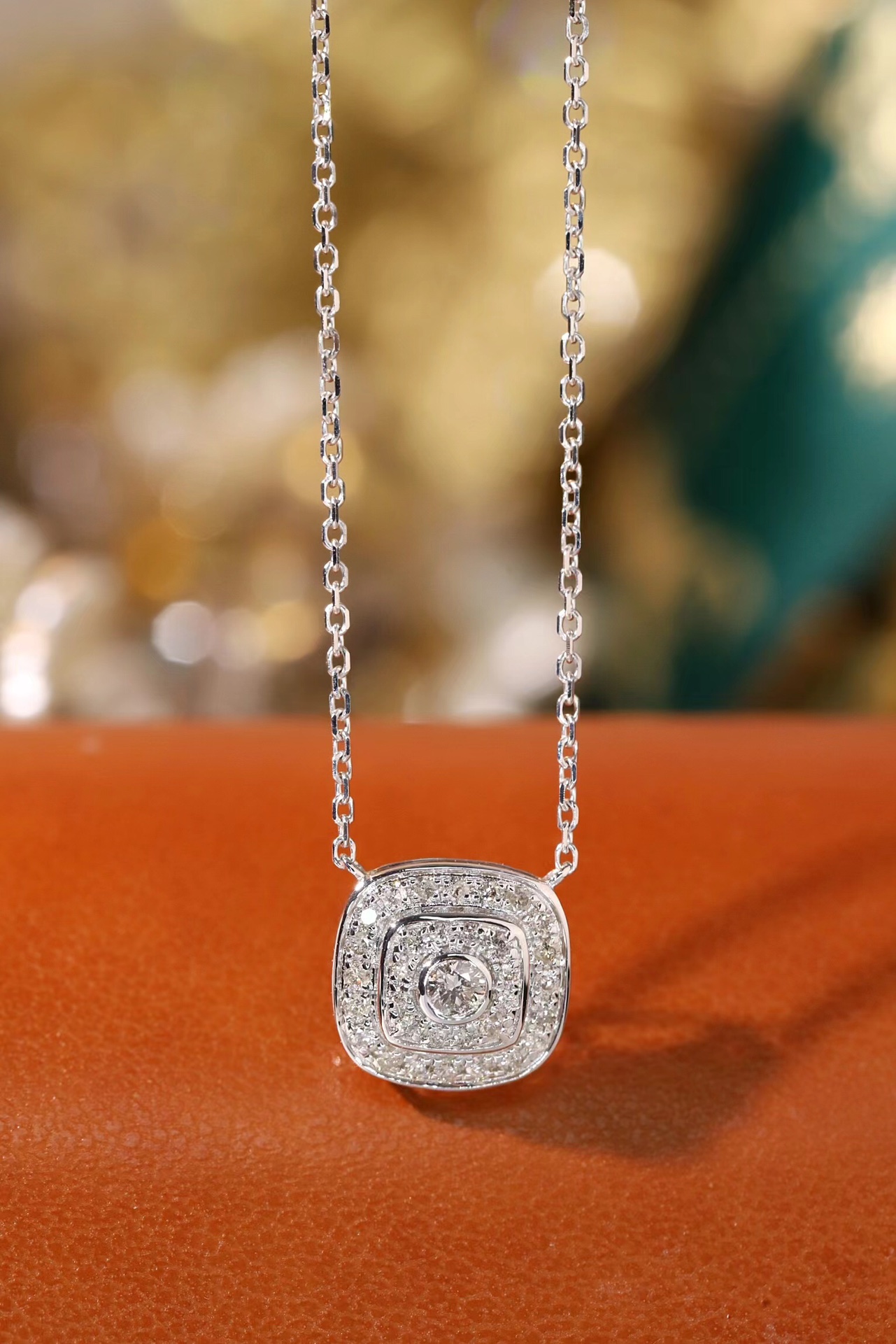 18k gold necklace with a natural diamond of 0.25ct
