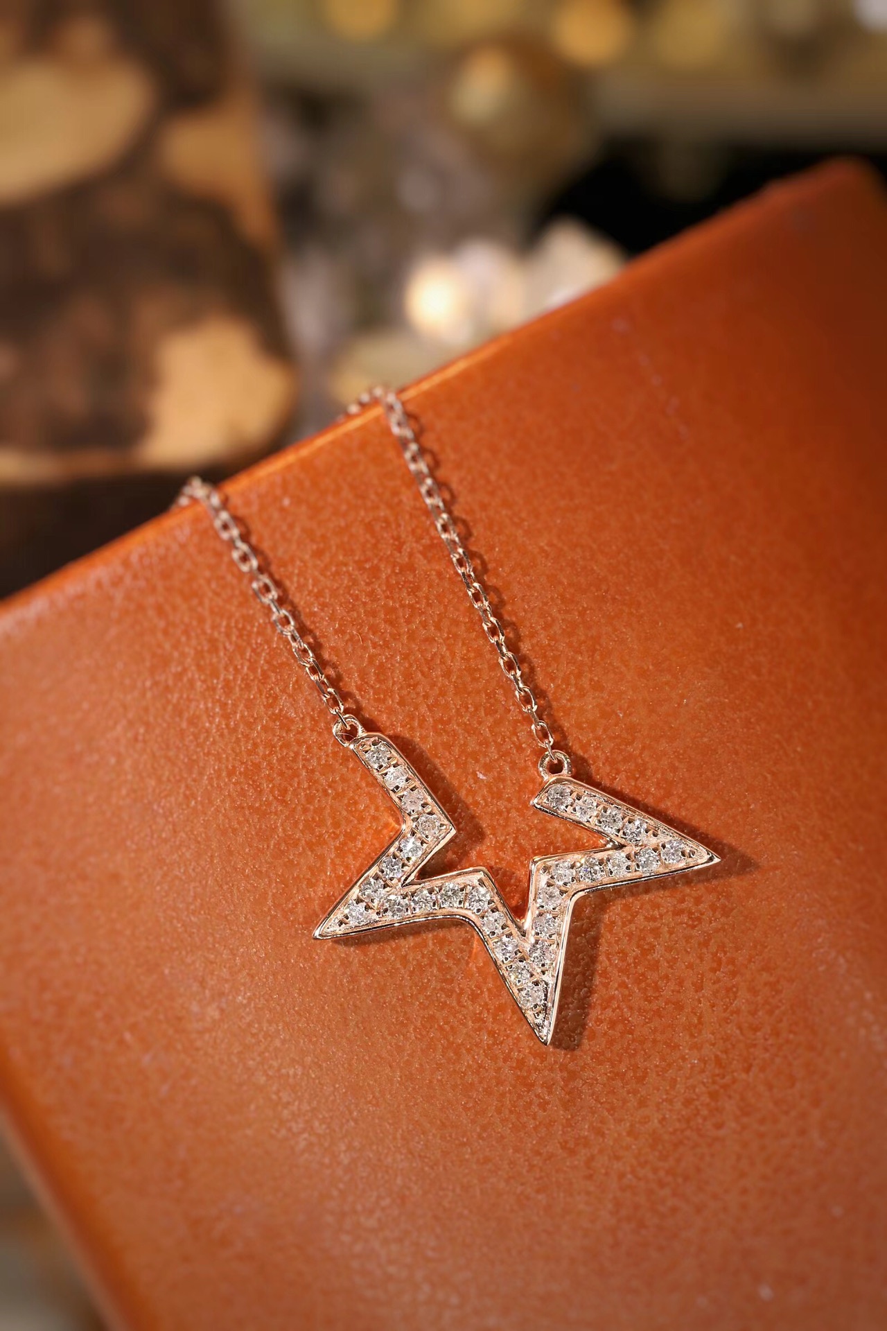 18k gold necklace with 0.18ct natural diamond