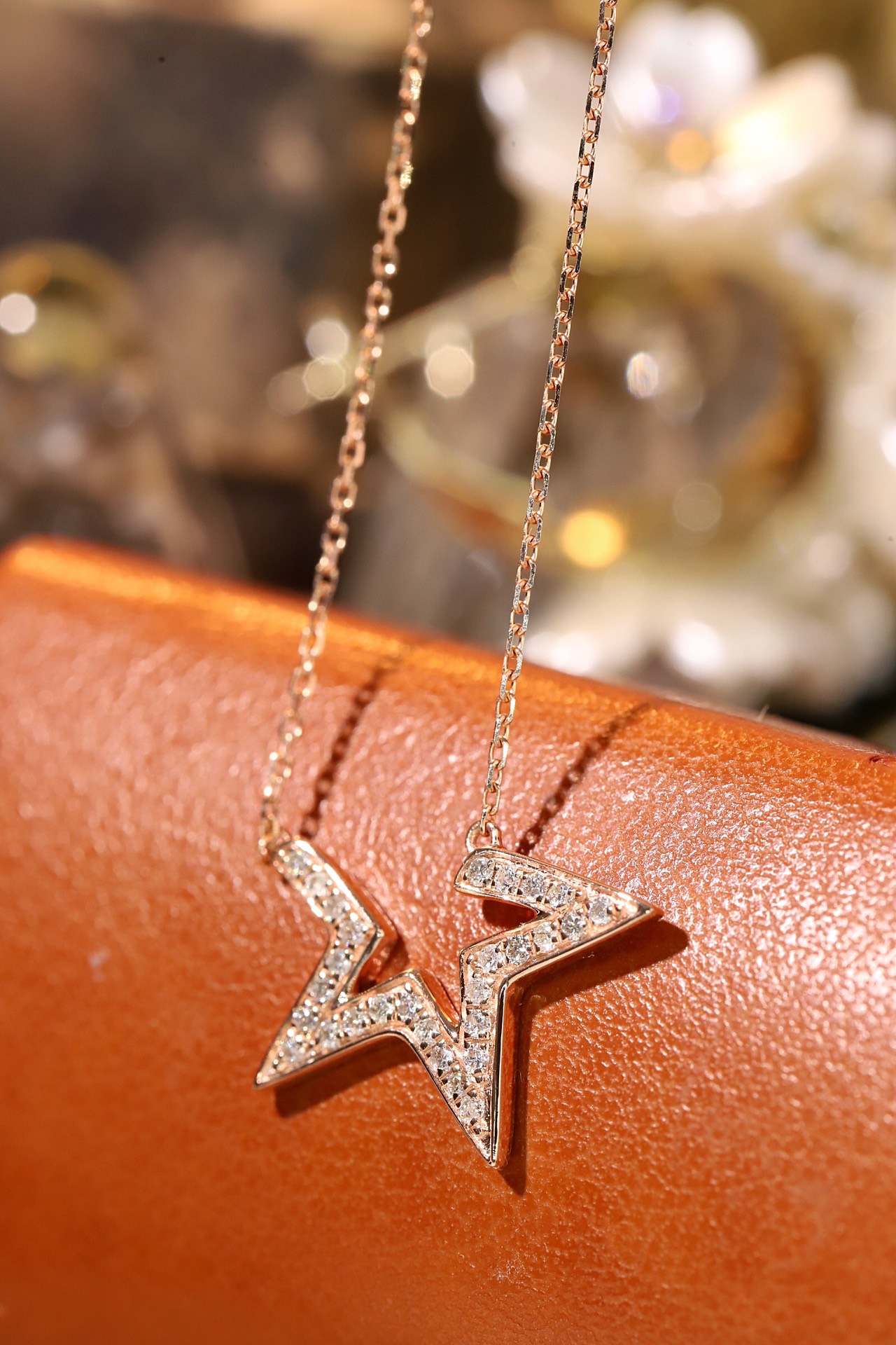 18k gold necklace with 0.18ct natural diamond