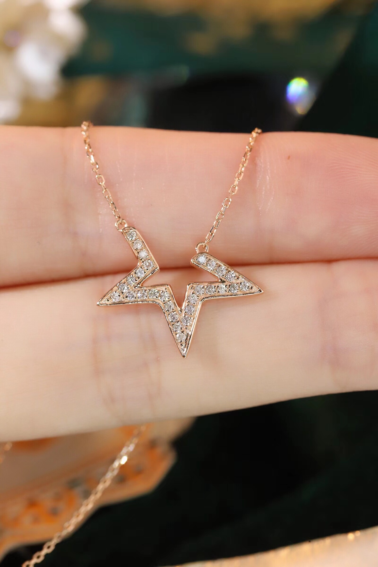 18k gold necklace with 0.18ct natural diamond