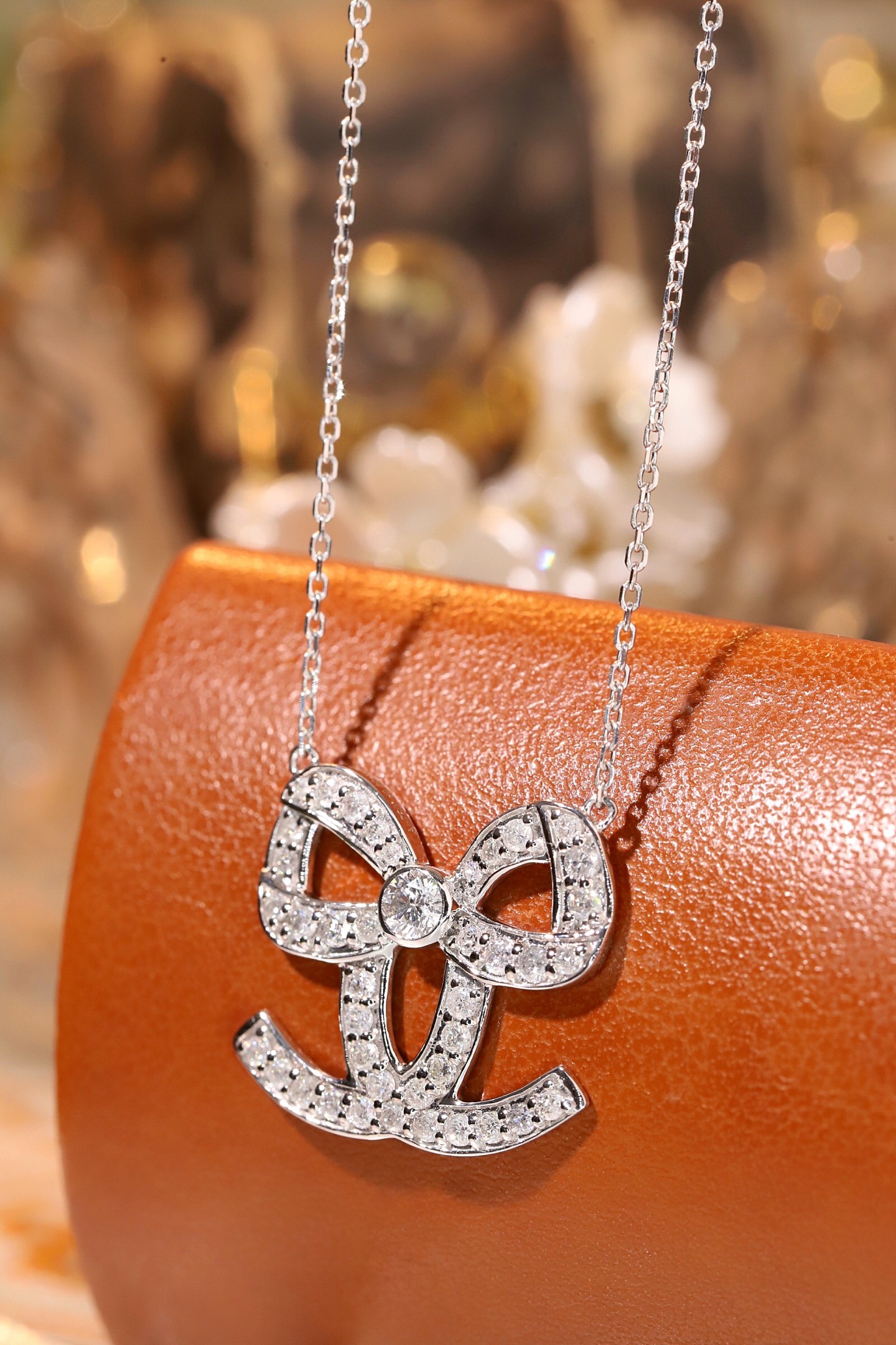 18k gold necklace with 0.60ct natural diamond