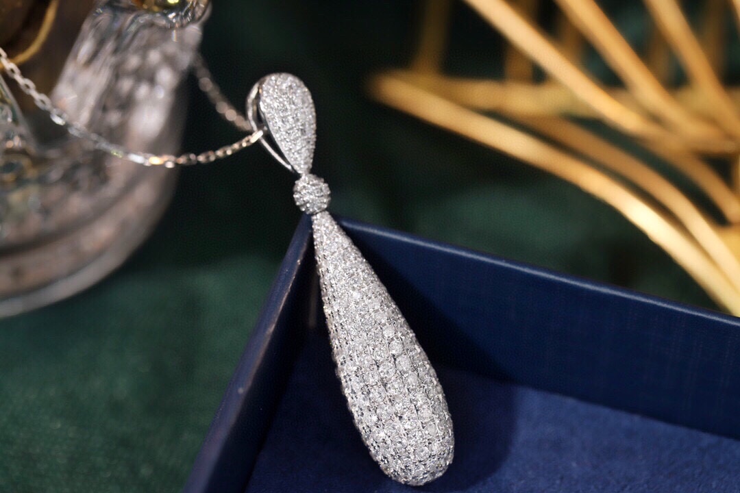 18k gold necklace with baseball design, fully set with diamonds; total of 3.60 ct of natural diamonds