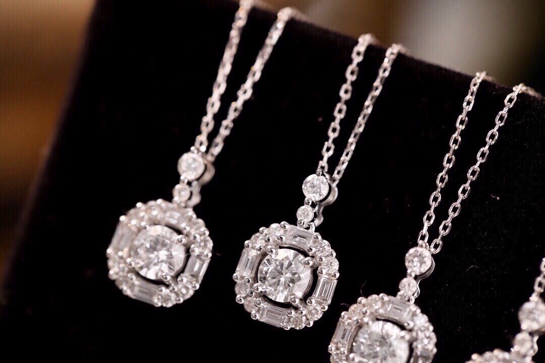 18k Gold Diamond Necklace with 0.62ct Natural Diamond