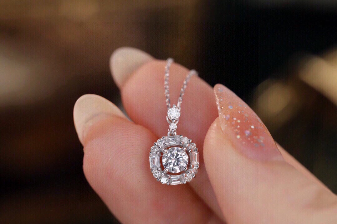 18k Gold Diamond Necklace with 0.62ct Natural Diamond