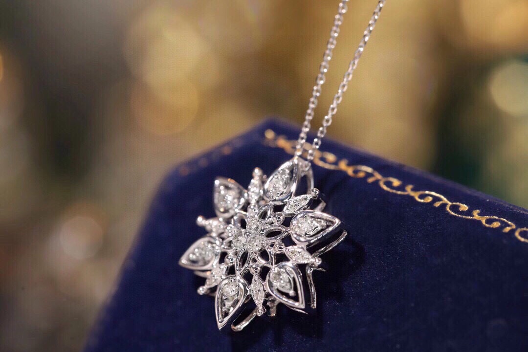 18k Gold Diamond Necklace with 0.20ct Natural Diamond
