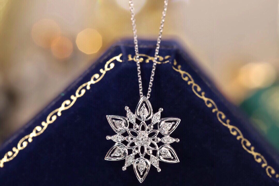 18k Gold Diamond Necklace with 0.20ct Natural Diamond