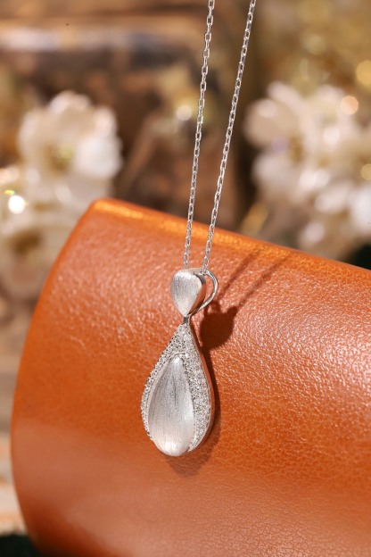 18k Gold Diamond Necklace with 0.15ct Natural Diamond Satin finish