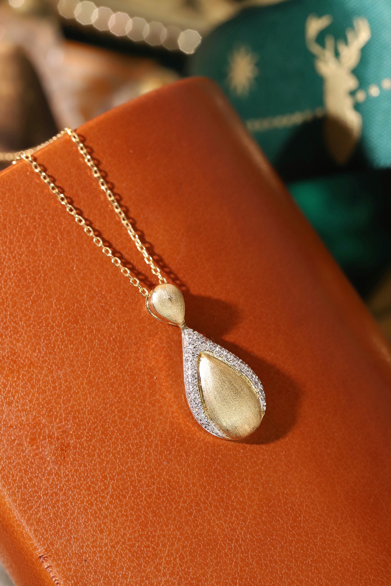 18k Gold Diamond Necklace with 0.15ct Natural Diamond Satin finish