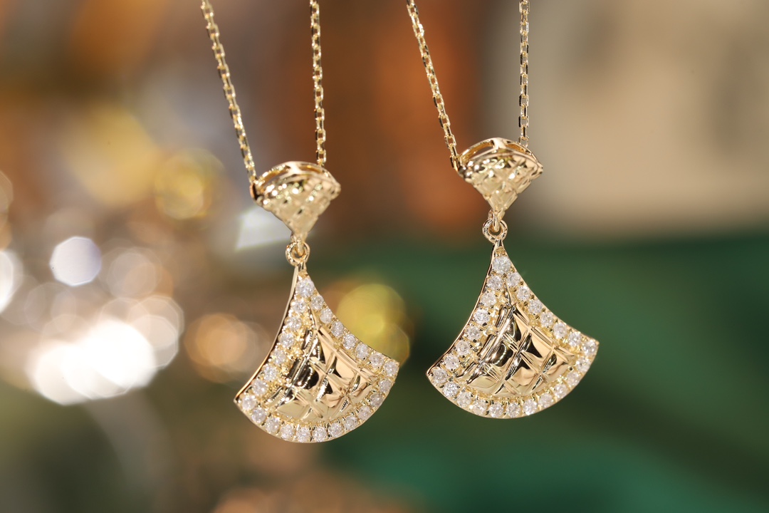 18k Gold Diamond Necklace with Skirt Design, Natural Diamond 0.22ct