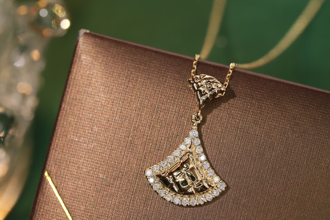 18k Gold Diamond Necklace with Skirt Design, Natural Diamond 0.22ct