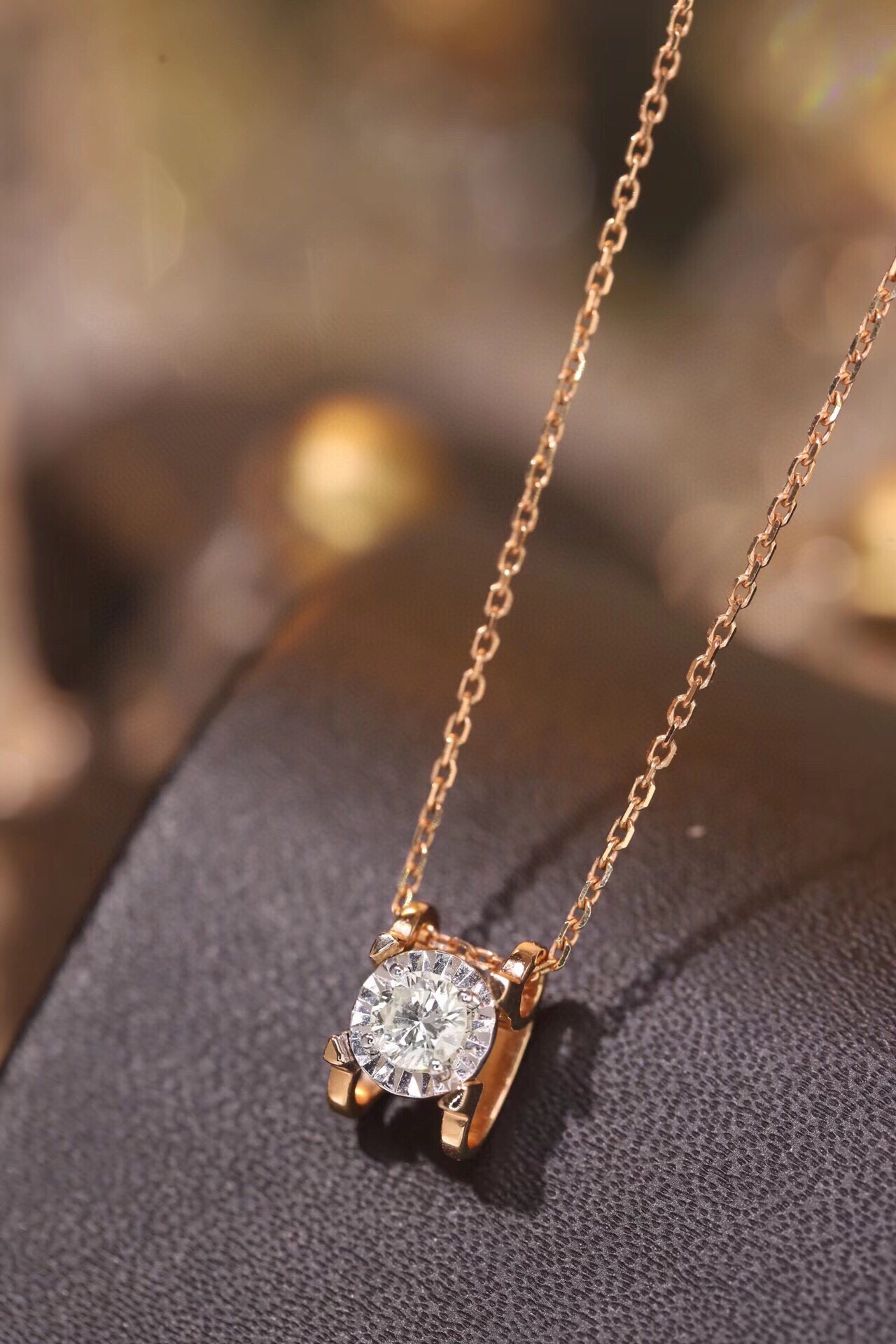 18k Gold Diamond Necklace with Bull’s Head Design, Accentuating Size; Natural Diamond: 0.20ct