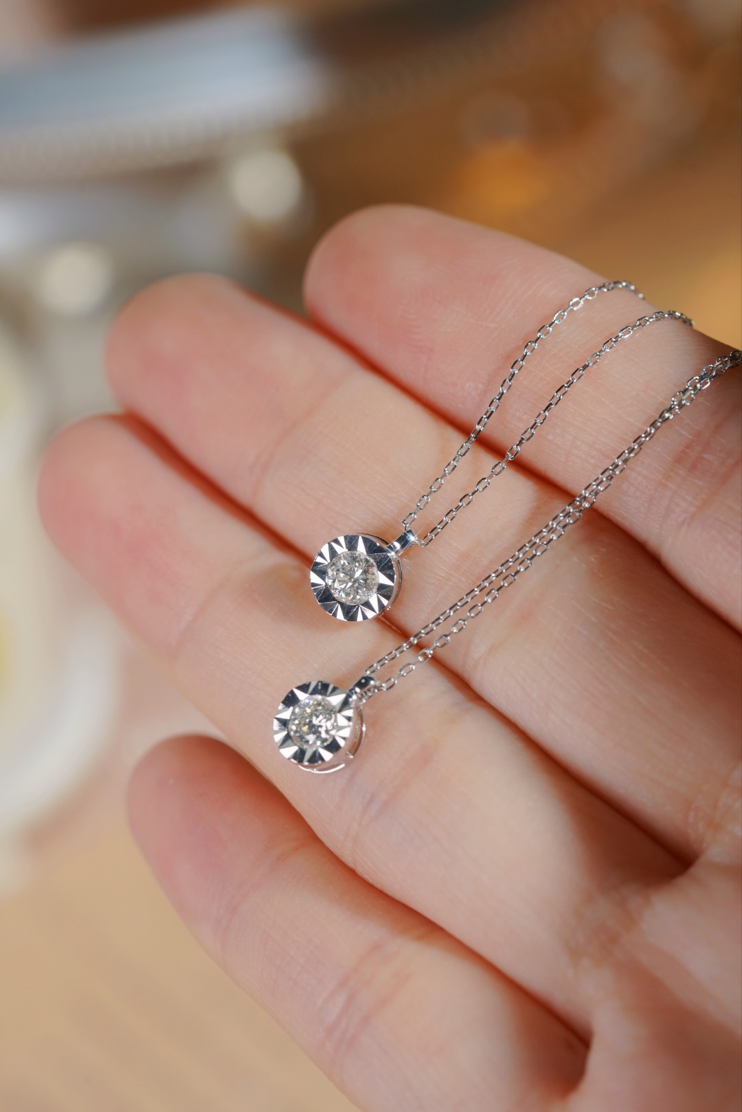 18k Gold Diamond Necklace with Size-Enhancing Design, Natural Diamond 0.22ct
