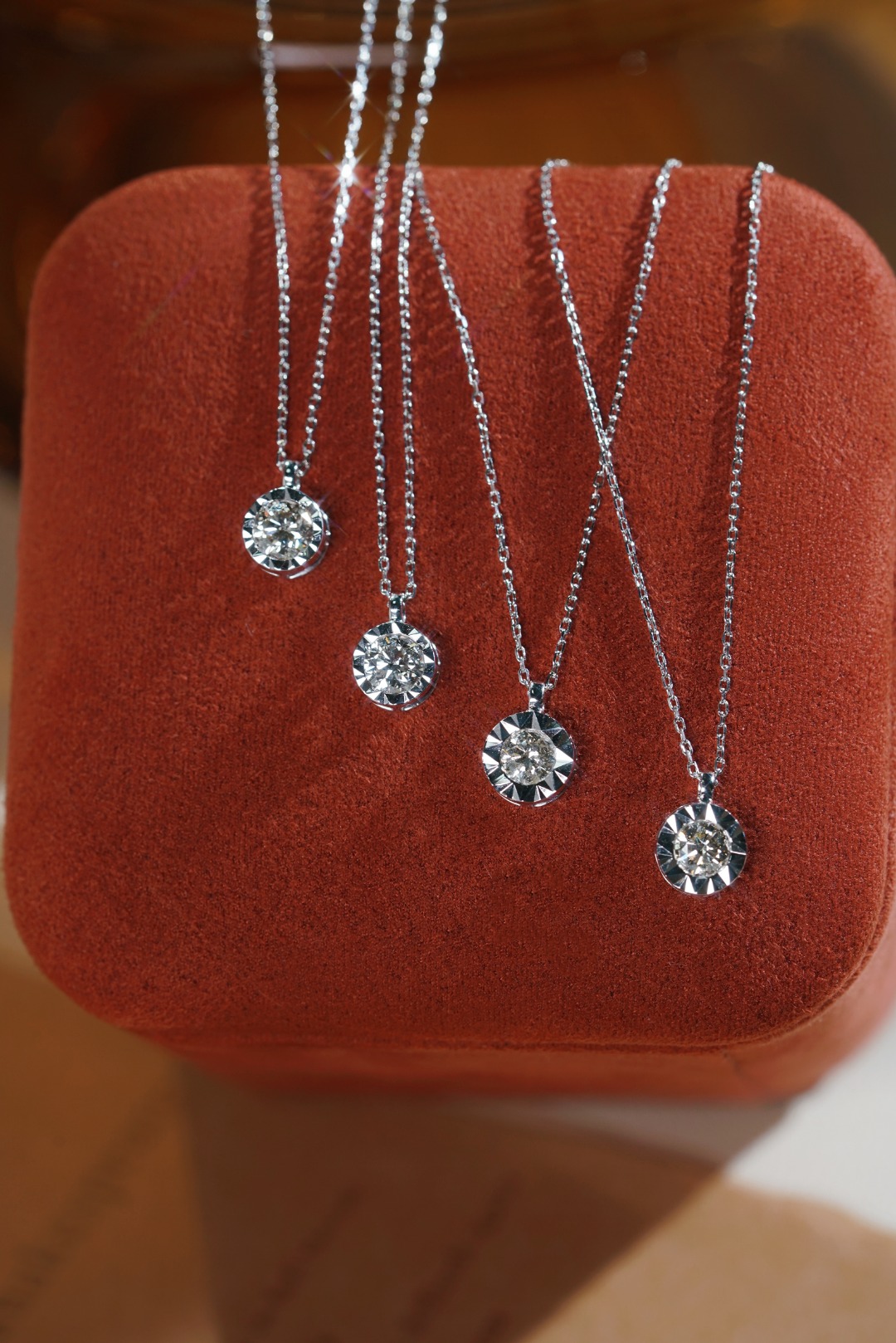18k Gold Diamond Necklace with Size-Enhancing Design, Natural Diamond 0.30ct