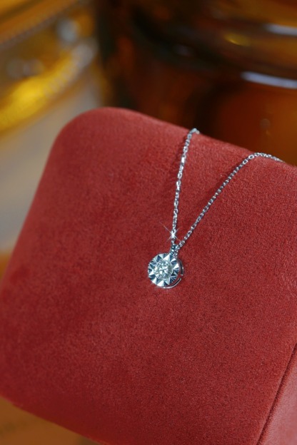 18k Gold Diamond Necklace with Size-Enhancing Design, Natural Diamond 0.22ct