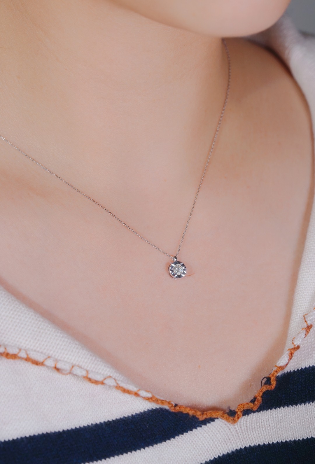 18k Gold Diamond Necklace with Size-Enhancing Design, Natural Diamond 0.22ct