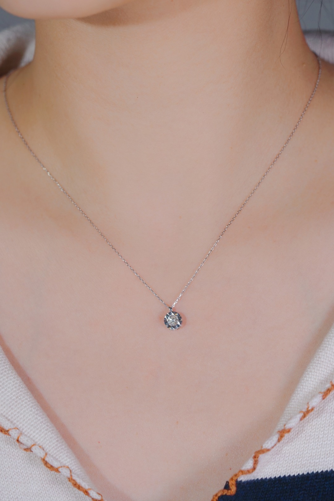 18k Gold Diamond Necklace with Size-Enhancing Design, Natural Diamond 0.22ct