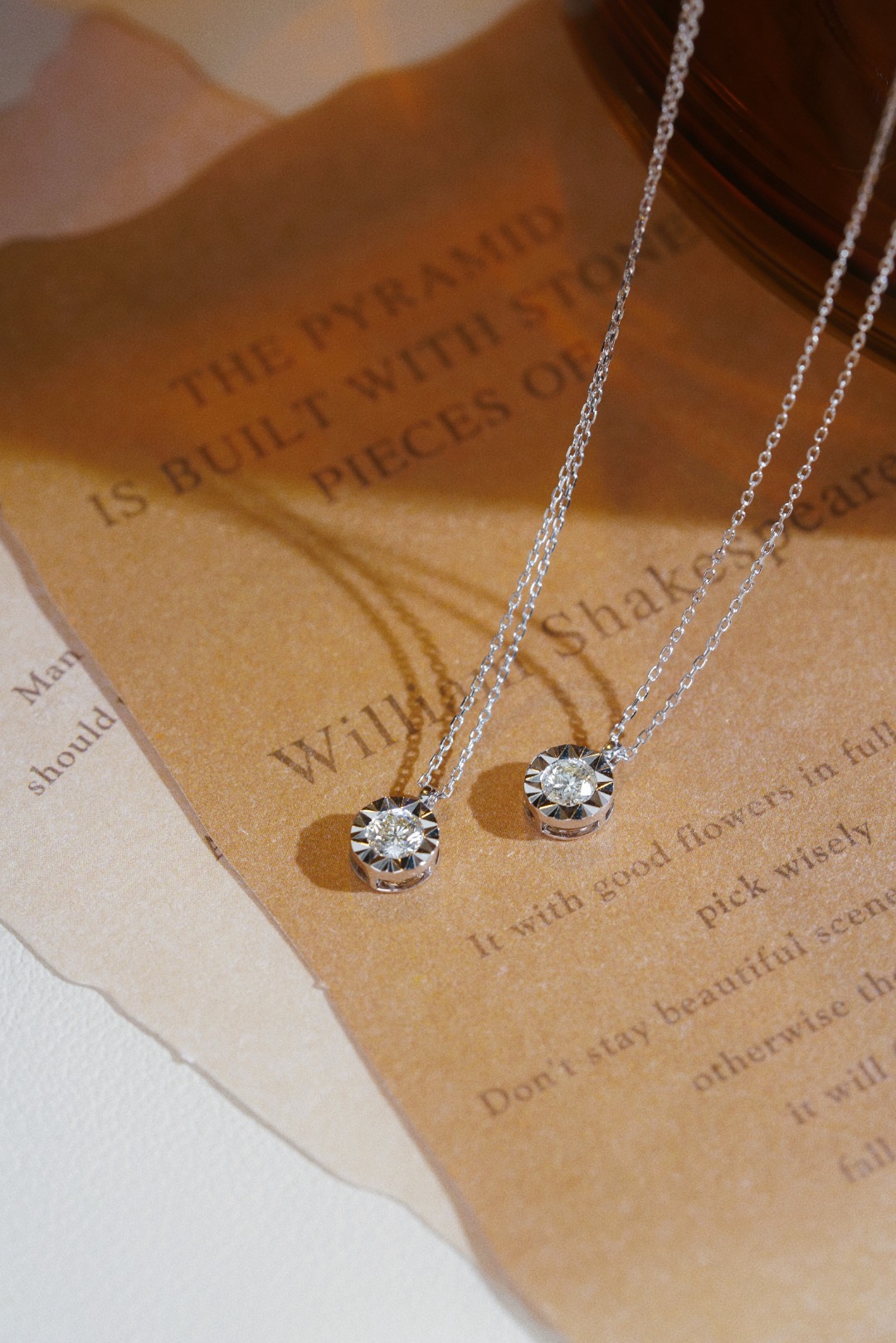 18k Gold Diamond Necklace with Size-Enhancing Design, Natural Diamond 0.22ct