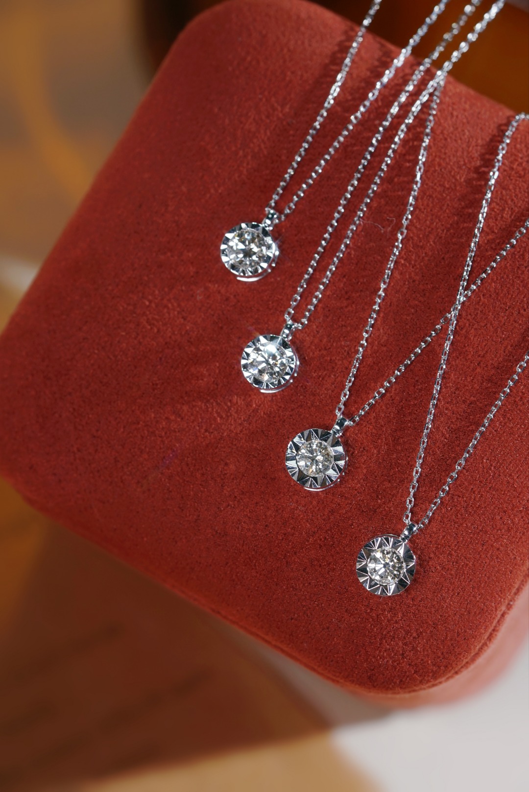 18k Gold Diamond Necklace with Size-Enhancing Design, Natural Diamond 0.30ct