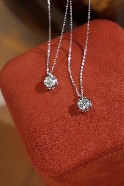 18k Gold Diamond Necklace with Size-Enhancing Design, Natural Diamond 0.30ct