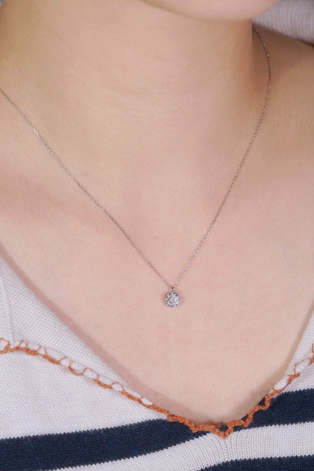 18k Gold Diamond Necklace with Size-Enhancing Design, Natural Diamond 0.30ct