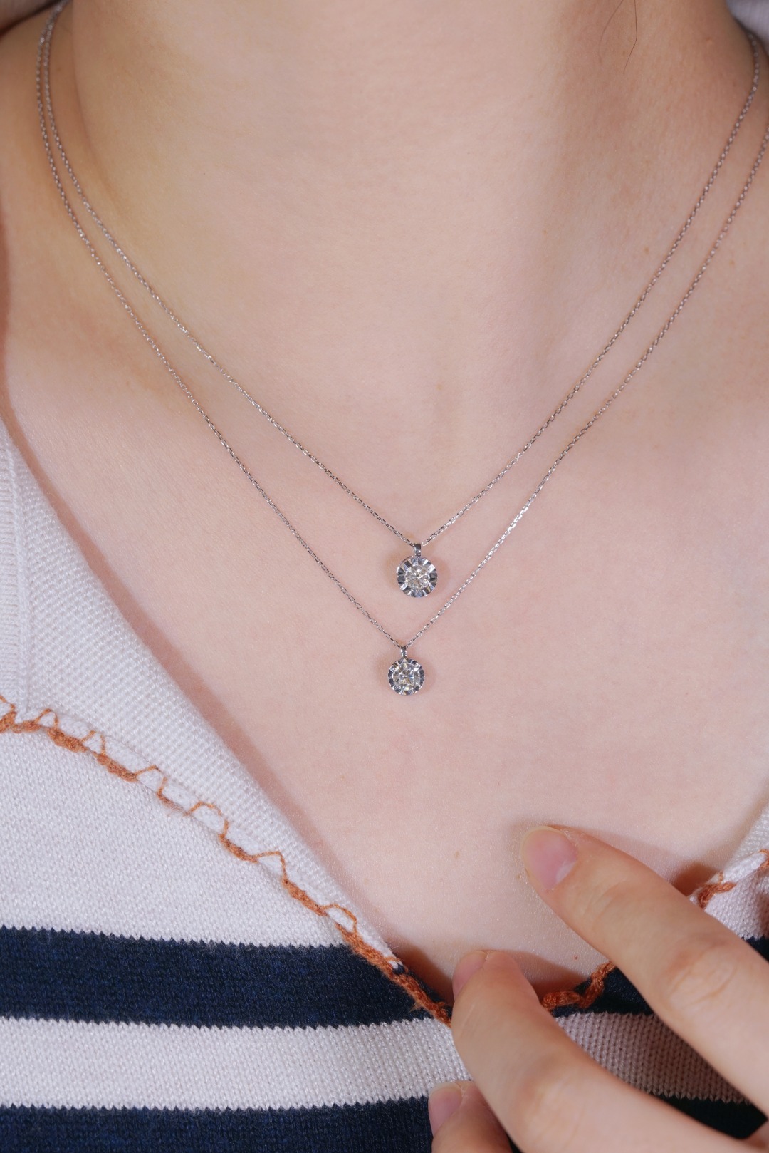 18k Gold Diamond Necklace with Size-Enhancing Design, Natural Diamond 0.30ct