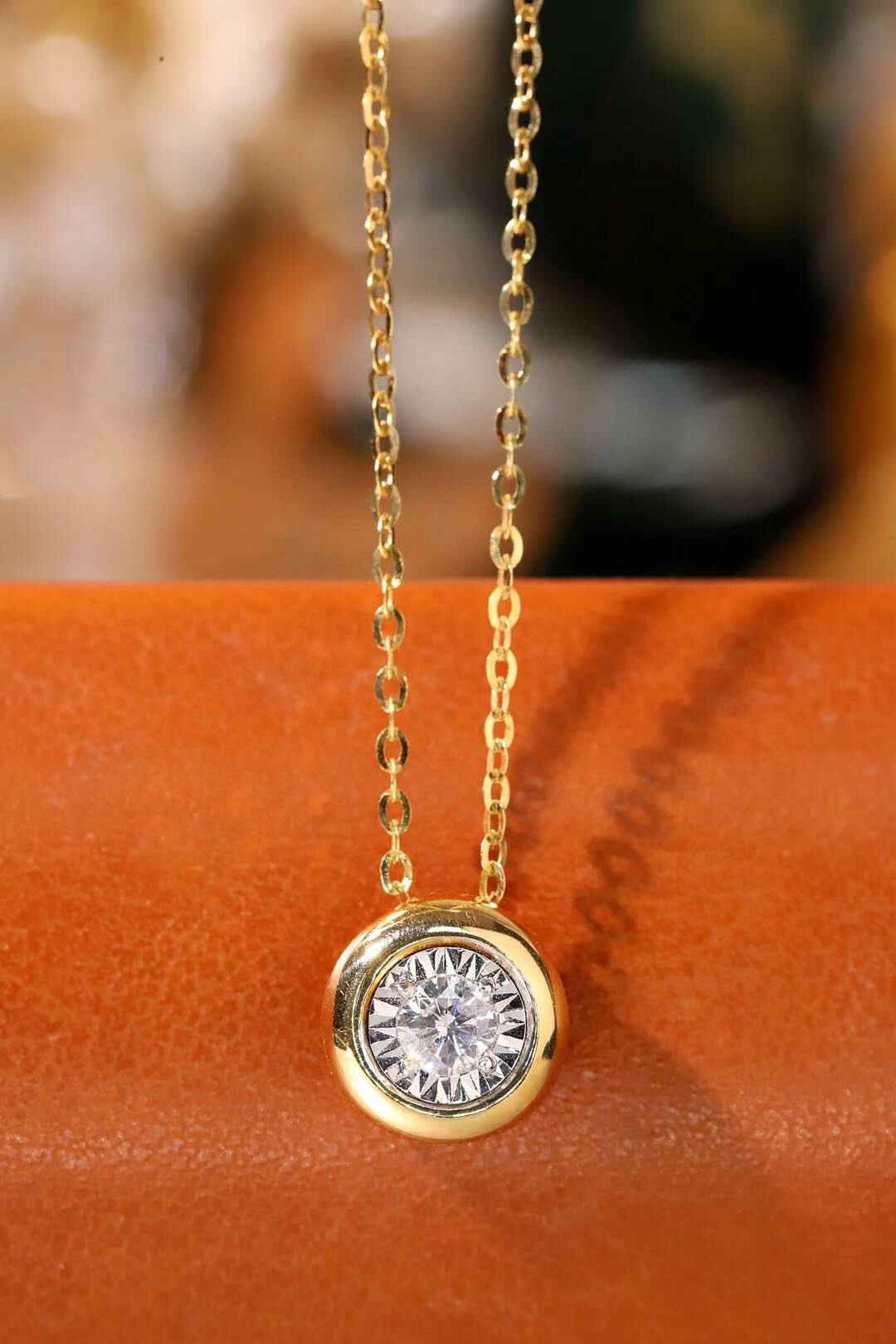 18k Gold Diamond Necklace with Size-Enhancing Design, Natural Diamond 0.20ct