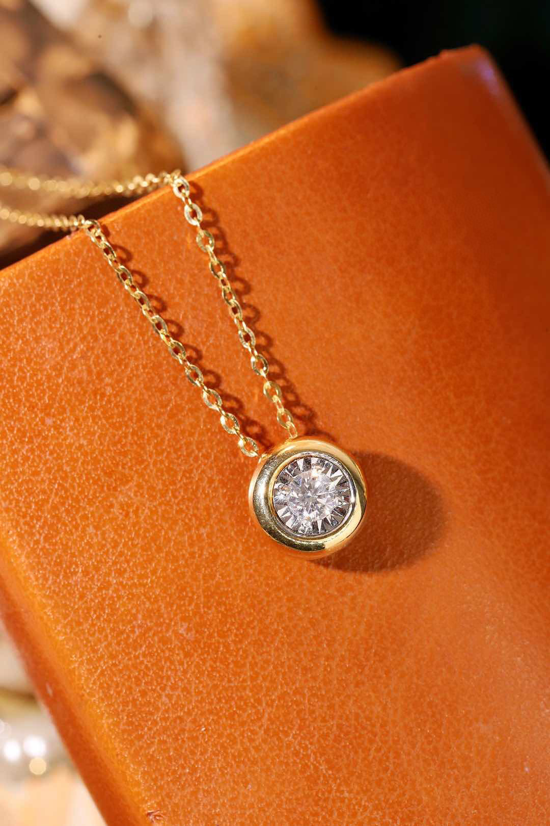 18k Gold Diamond Necklace with Size-Enhancing Design, Natural Diamond 0.20ct