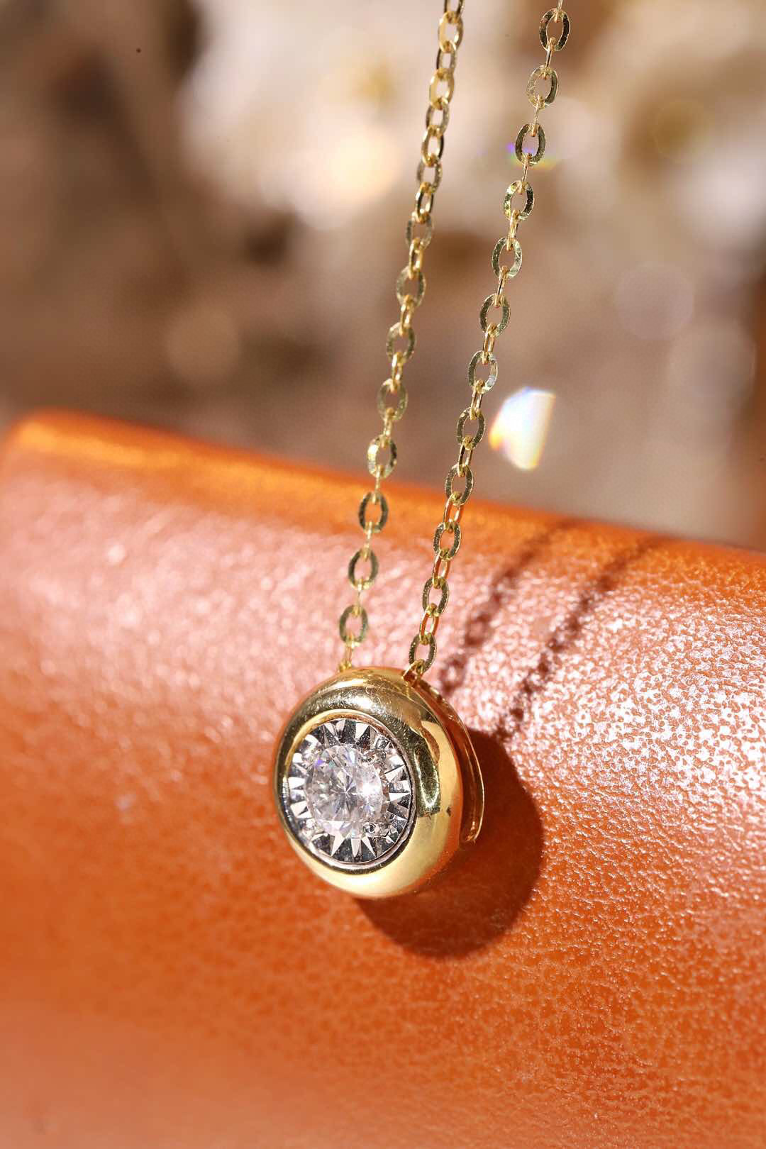 18k Gold Diamond Necklace with Size-Enhancing Design, Natural Diamond 0.20ct