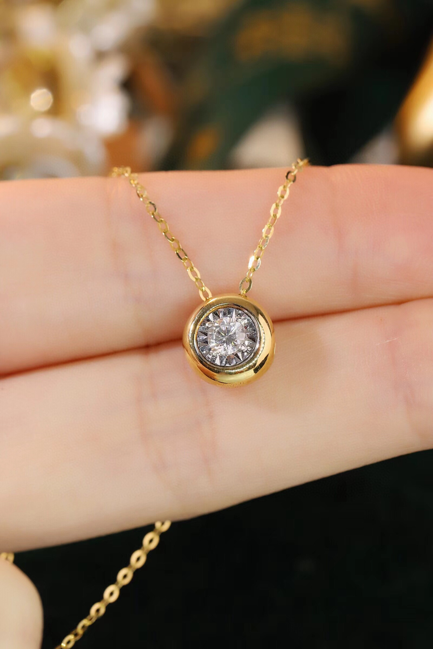 18k Gold Diamond Necklace with Size-Enhancing Design, Natural Diamond 0.20ct