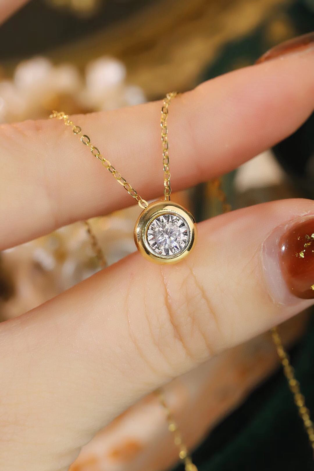 18k Gold Diamond Necklace with Size-Enhancing Design, Natural Diamond 0.20ct