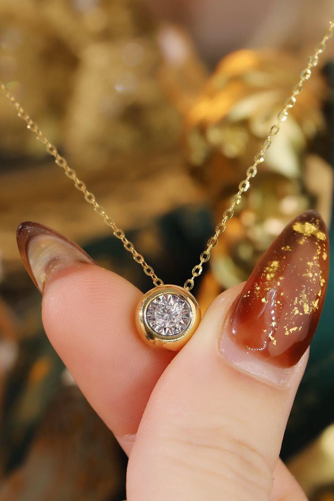 18k Gold Diamond Necklace with Size-Enhancing Design, Natural Diamond 0.20ct