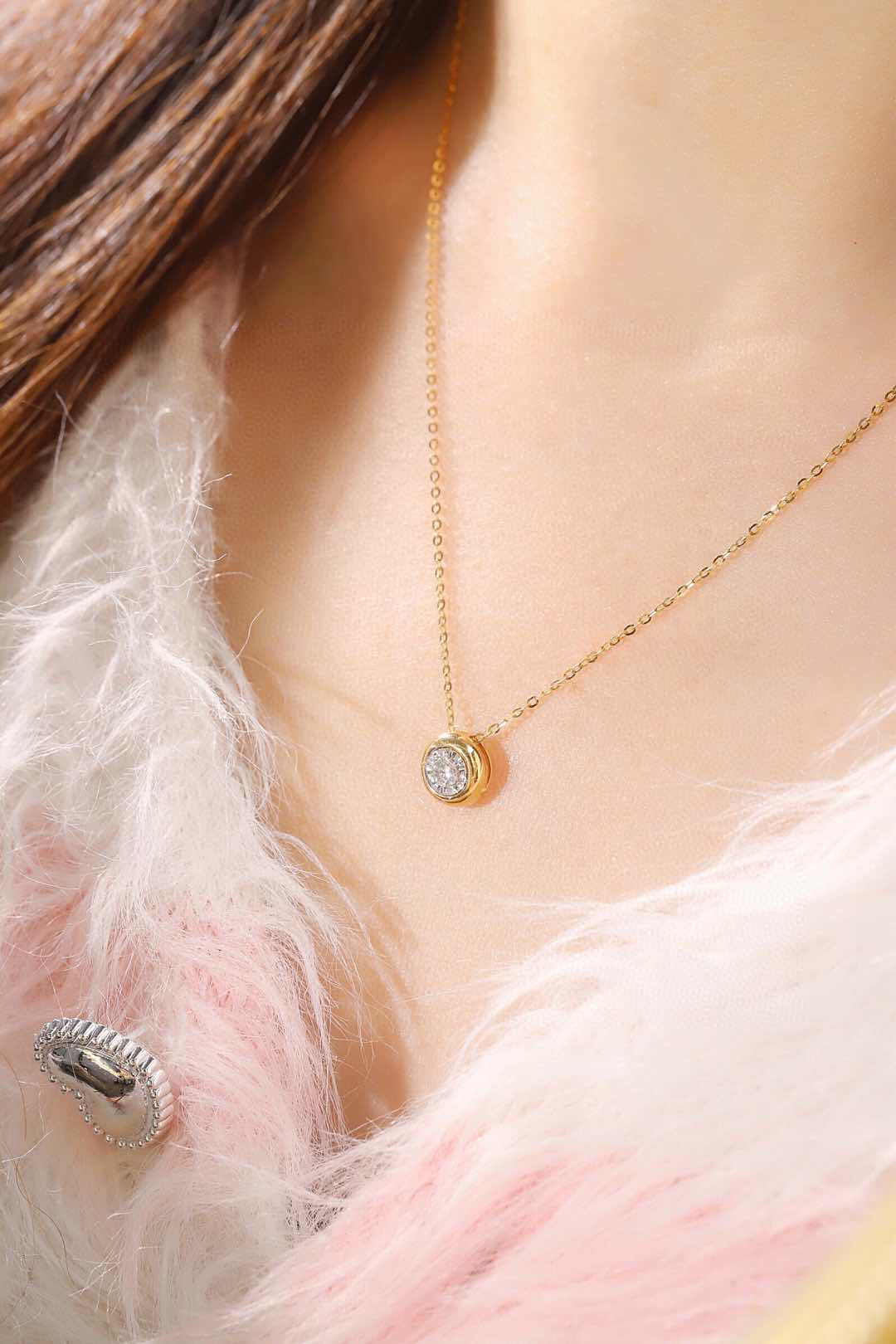 18k Gold Diamond Necklace with Size-Enhancing Design, Natural Diamond 0.20ct