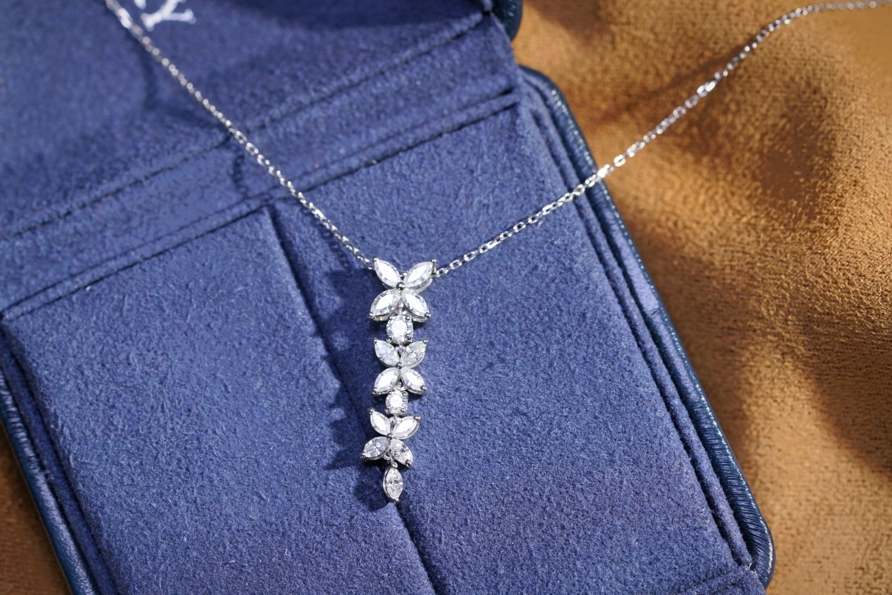 18k Gold Diamond Necklace with 0.90ct Natural Diamond