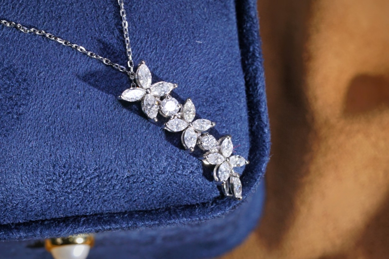 18k Gold Diamond Necklace with 0.90ct Natural Diamond