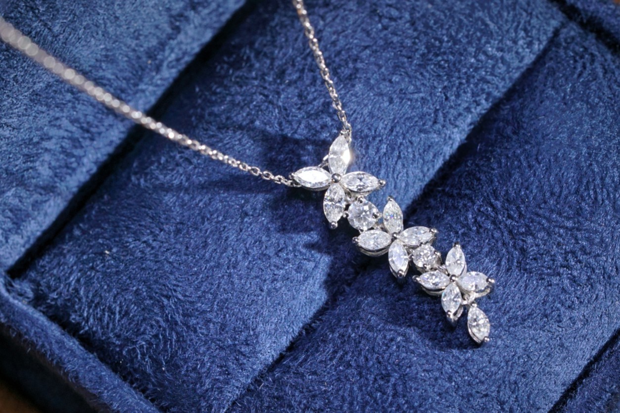 18k Gold Diamond Necklace with 0.90ct Natural Diamond