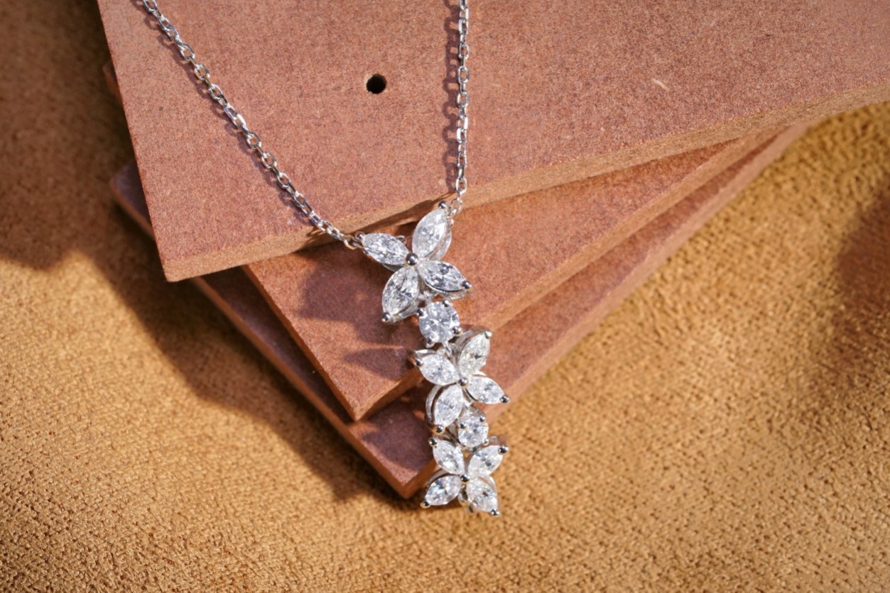 18k Gold Diamond Necklace with 0.90ct Natural Diamond