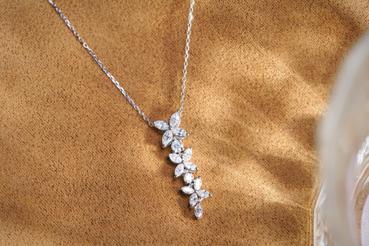 18k Gold Diamond Necklace with 0.90ct Natural Diamond